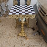 میز شطرنج تاج دار طلایی طرح برنج تک ستونی